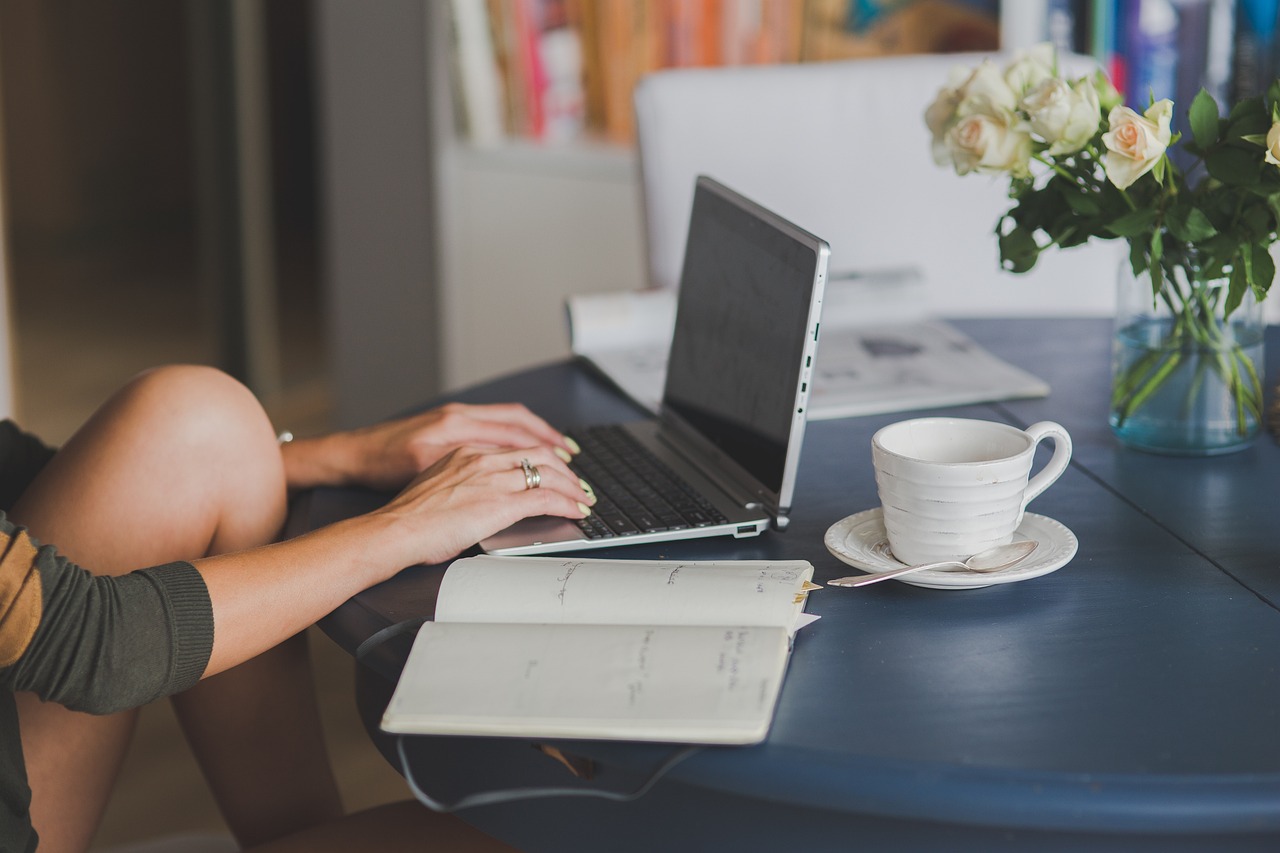 Laptop, workstaion, office — Advanced Strategies and Tools in MetaTrader 4 for Experienced Traders