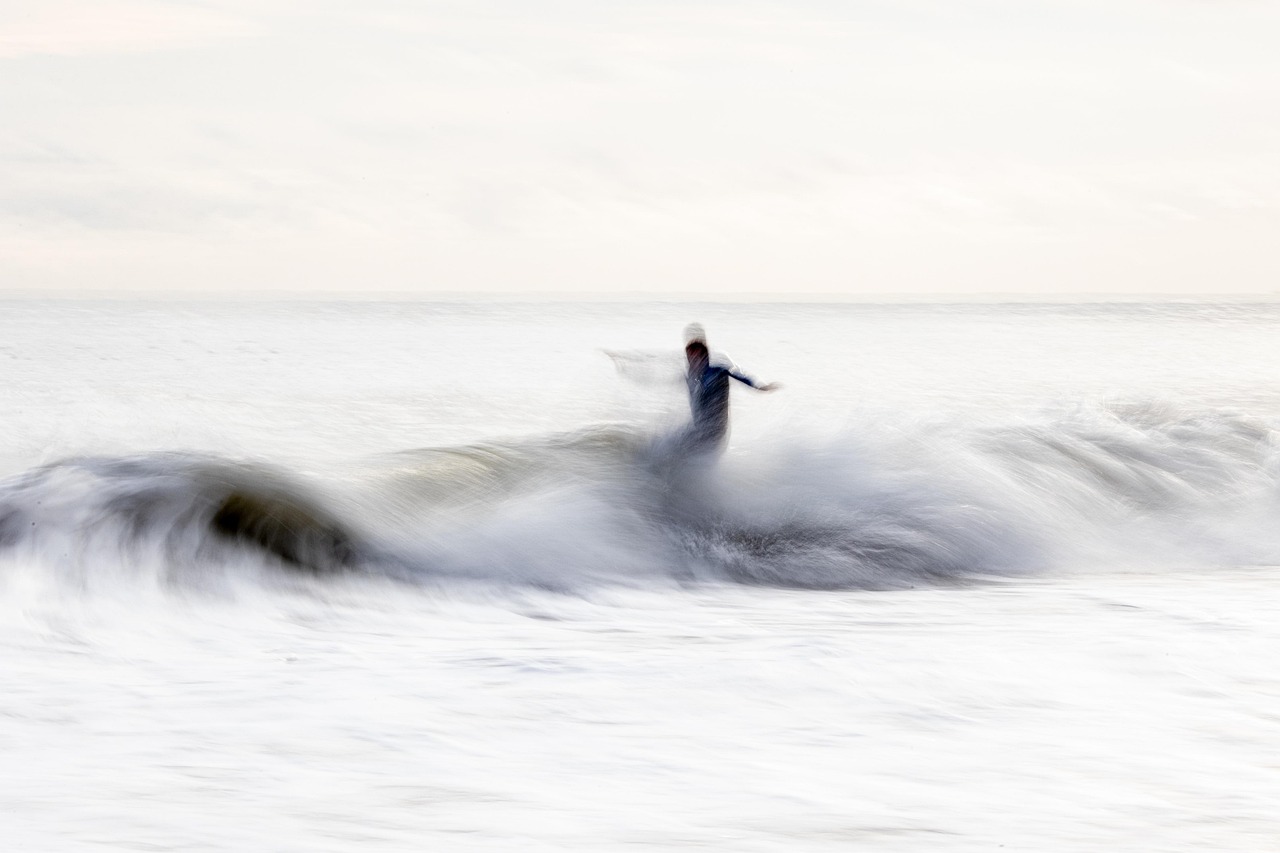 Sea, waves, surfer — La Grada Online: Where Sports and Fans Connect