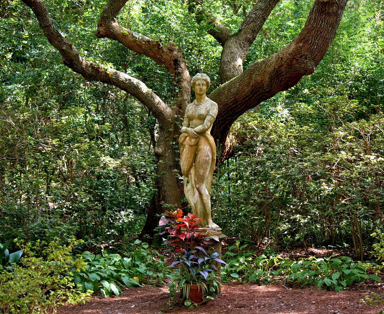 Garden sculpture, statue, woman — Play to Win Big at Kangwon Land Casino