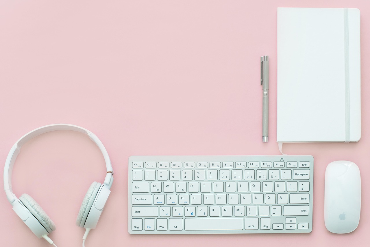 Workplace, laptop wallpaper, office — Some Tips For Taking Pictures Alone