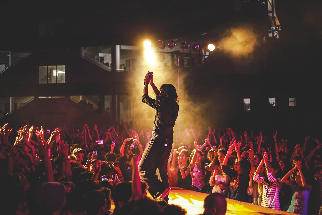 Artist, audience, band — The Thrill of Live Dealer Games on LSM99